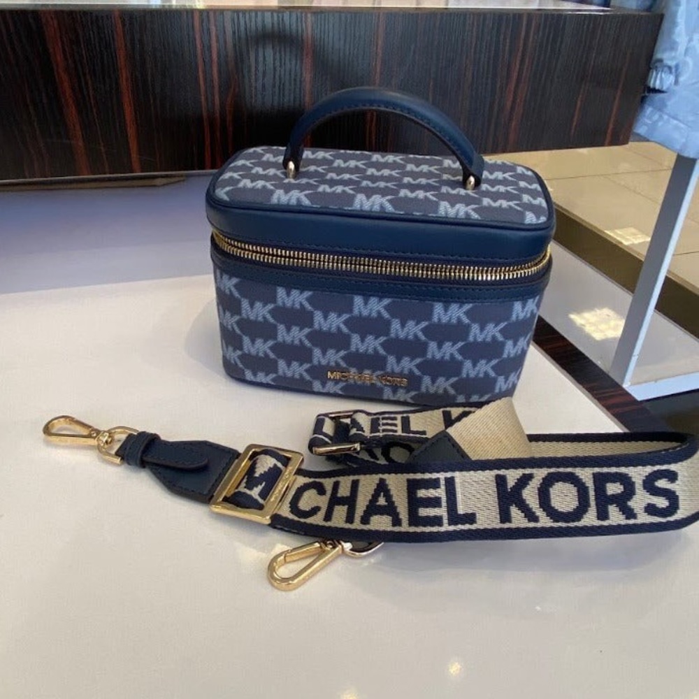 Micheal kors trunk bag crossbody